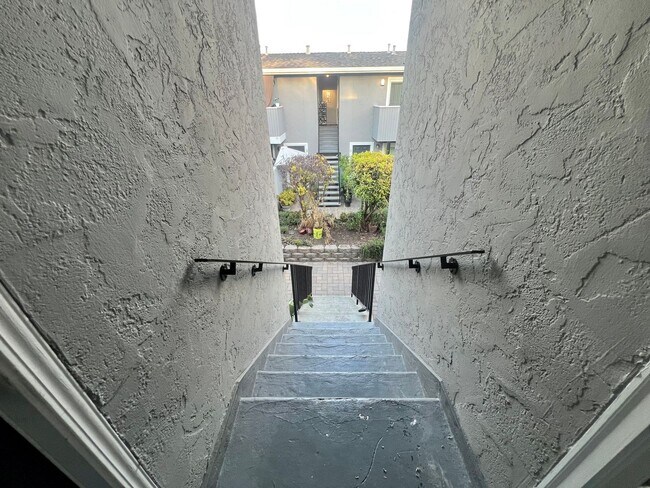 Building Photo - Modern Renovated 2-Bedroom in Santa Clara | Prime Location Near Apple, Nvidia & Major Highways