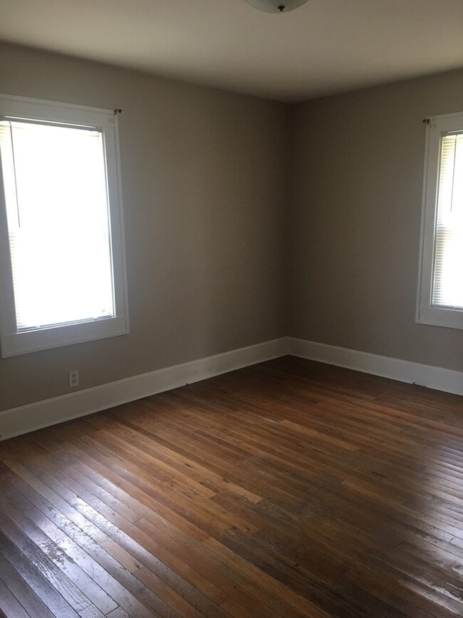 Building Photo - 3 bedroom, 1 bath Home - Available: August 2026!