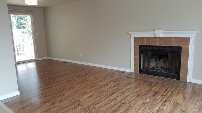 Building Photo - UNIVERSITY PLACE 4 bdrm, 2 bath, $2995 rent 6 month lease