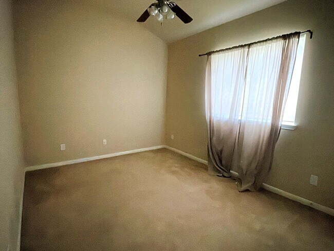 Building Photo - 1014 Spring Lakes Haven