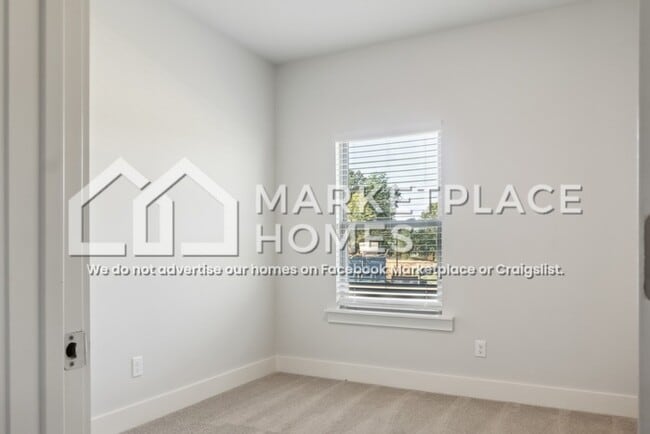 Building Photo - 2070 Hyacinth Ln