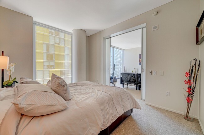 Building Photo - Veer Towers 2010E- Stunning Strip/City Views from this 1bd/1ba, Fully Furnished Residence