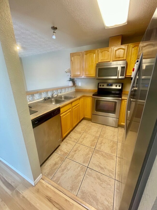 Building Photo - 329 E 14th Ave