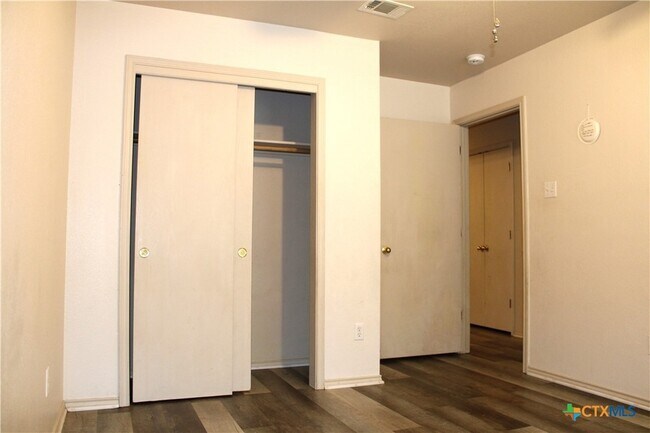 Building Photo - 415 E 4th Ave