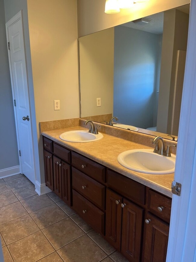 Building Photo - 1330 Lovers Lane Rd