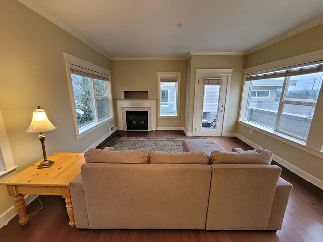 Building Photo - Contemporary Condo in Johns Landing
