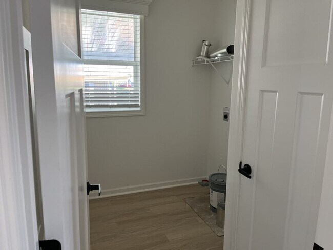 Building Photo - 7815 Lakeshore Dr