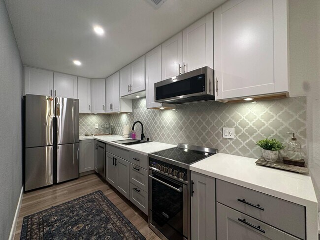 Building Photo - 2801 Los Felices Cir E