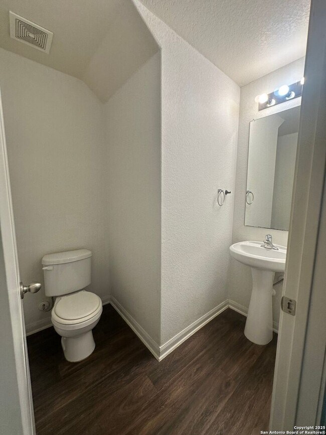 Building Photo - Move in Ready home in Foster Meadows For R...