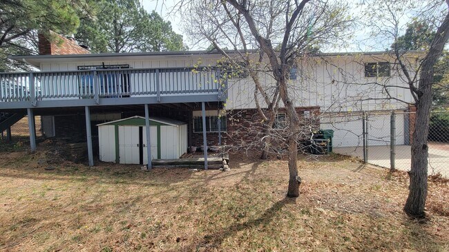 Building Photo - 4 Bed 2.5 Bath with A/C - Available Now!