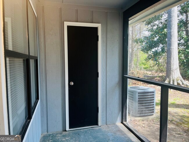 Building Photo - 403 Breezy Pnes