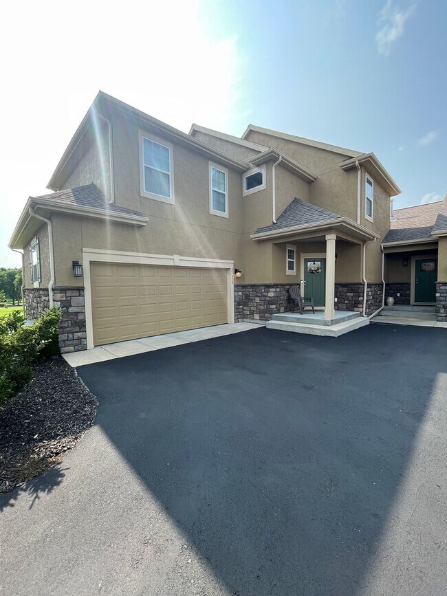 Primary Photo - 4 Bedroom, 3 1/2 bathroom in Olathe!