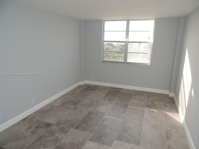 Building Photo - 1455 N Treasure Dr