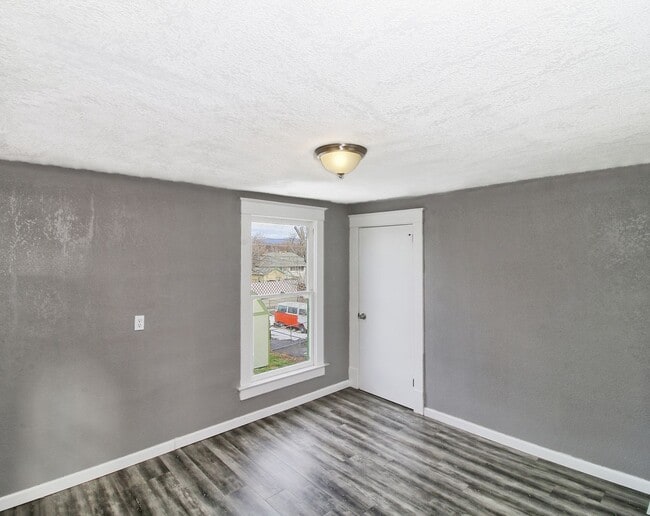 Building Photo - 5 Bed 2 Bath Home Close to Downtown GJ!