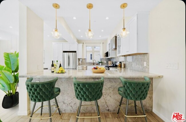 Primary Photo - 1654 Greenfield Ave