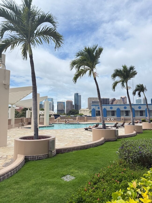 Building Photo - Available Now 1 Bed, 1 Bath, Kaka'ako, Oce...