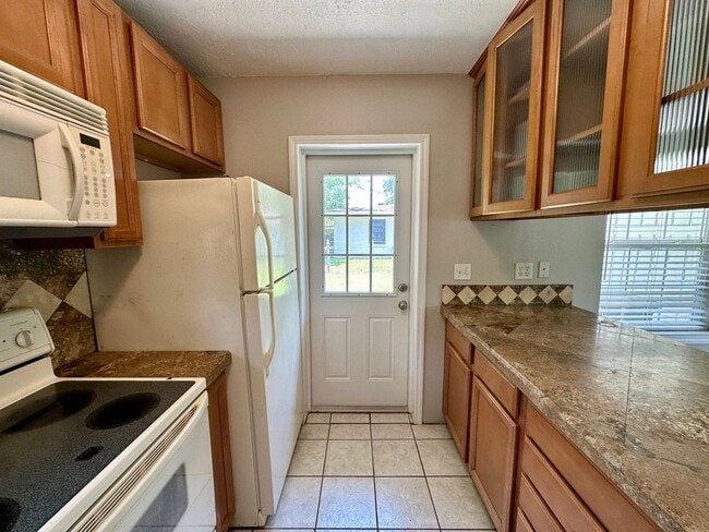 Building Photo - 2 bedroom 1 bath house for rent in Pensaco...