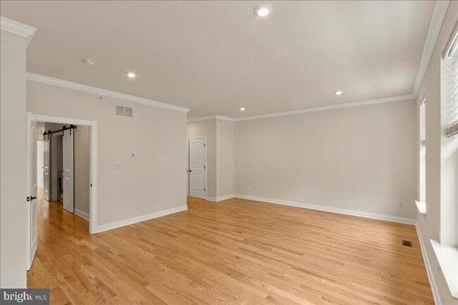 Building Photo - 264 W Ashland St