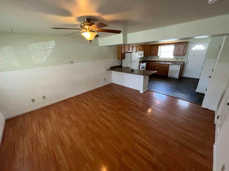 Building Photo - 9 - 13 E Verity St.