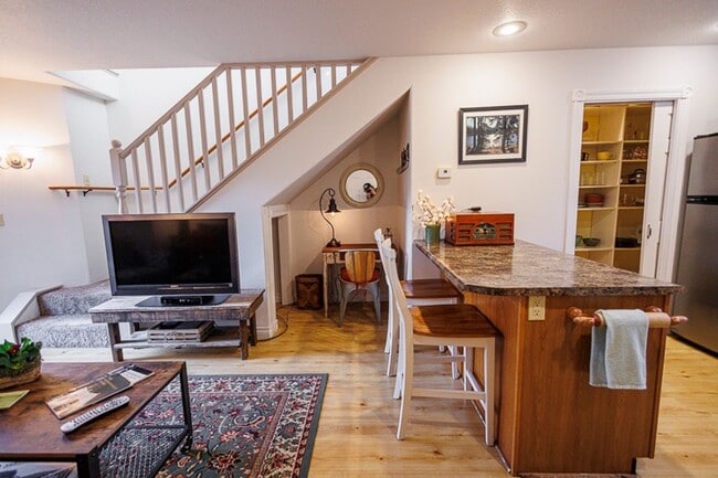 Building Photo - The Nest: Fully Furnished detached Cottage...