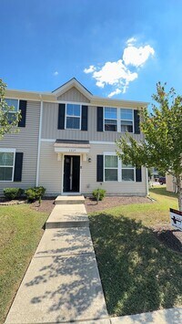 Building Photo - 3 bedroom 2.5 bath townhome near East Nash...