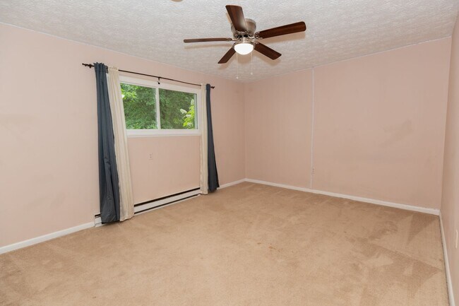 Building Photo - 4 Bed, 2.5 Bath Single Family Home in Winc...