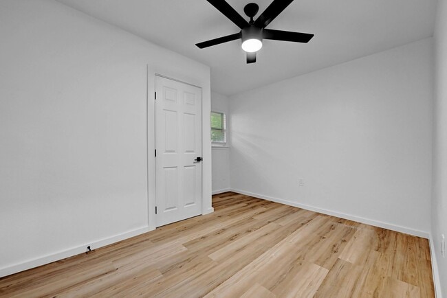 Building Photo - Top of the line 6 bed in West Campus!!! 1913!!!