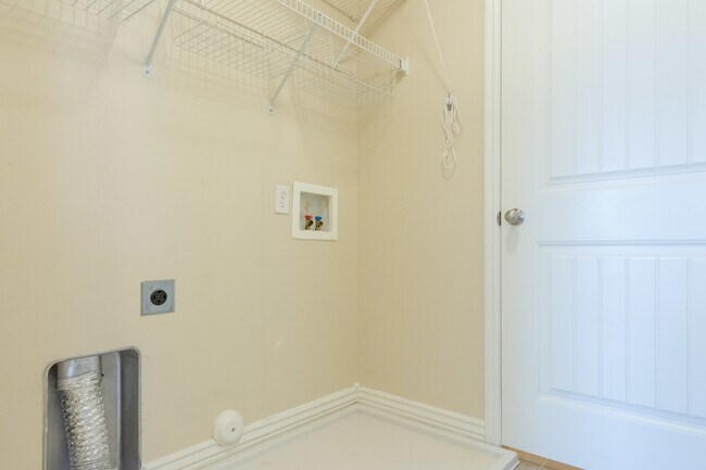 Building Photo - 3 Bedroom/2 bathroom Condo in Sandy