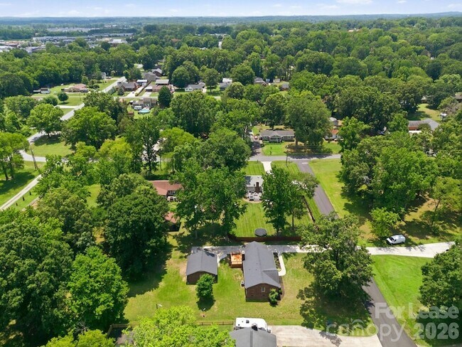 Building Photo - 6299 Spring Ct Ln