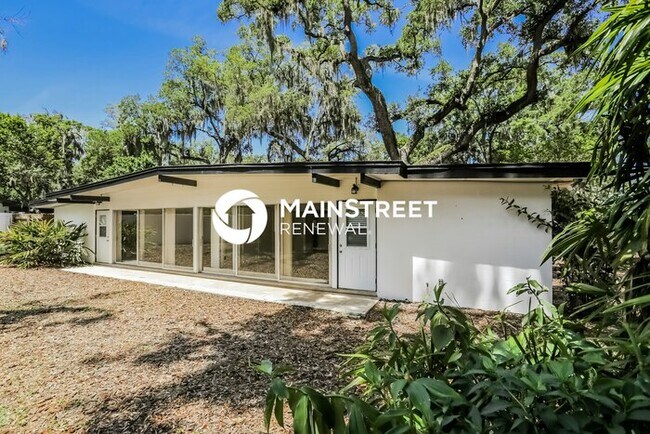 Building Photo - 4 Bedroom Pet-Friendly Home in Edgewood, FL with Main Street Renewal