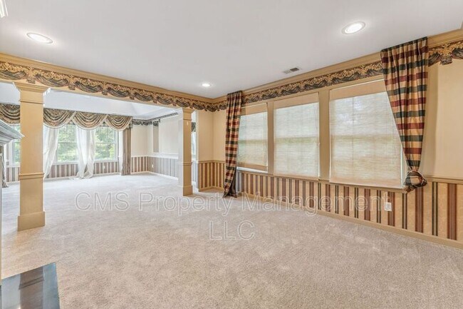 Building Photo - 44 Equestrian Way