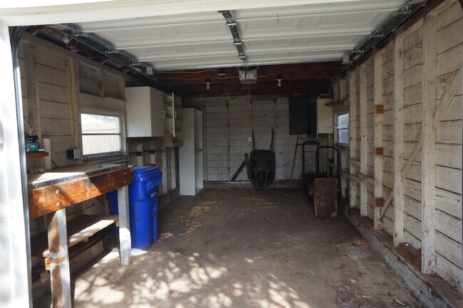 Building Photo - SE Portland 3-bedroom remodeled Bungalow