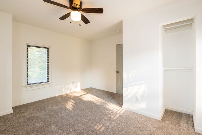 Building Photo - N Rosedale Ave Duplex