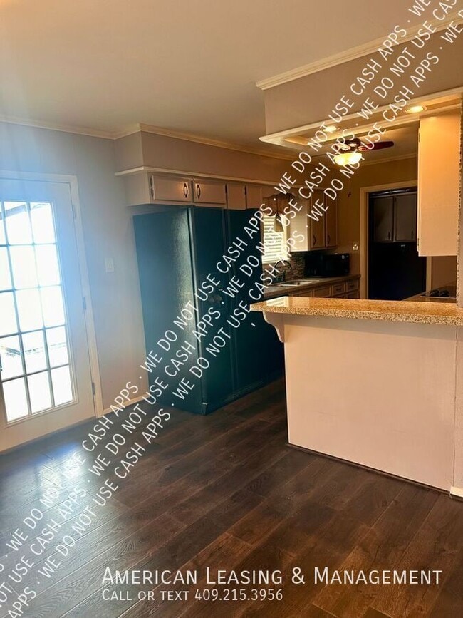 Building Photo - 704 Willow Oak St