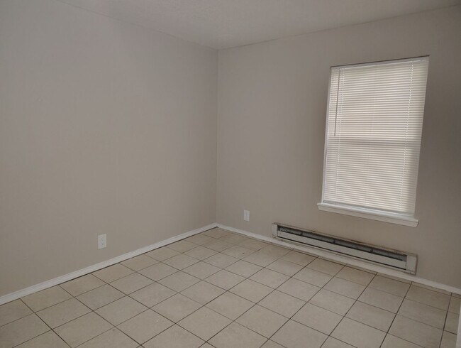 Building Photo - COMING SOON - Recently updated 2 bed -1 bath aprox 800 sq ft 2nd and Montano