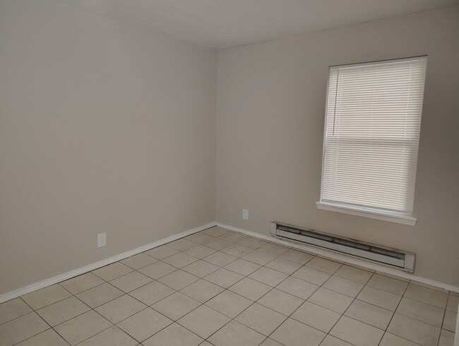 Building Photo - Recently updated 2 bed -1 bath aprox 800 sq ft 2nd and Montano