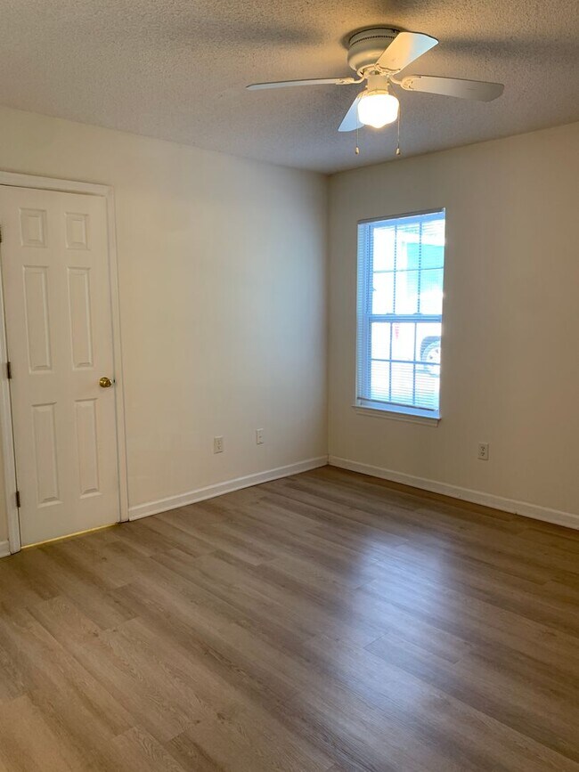 Building Photo - 4011 Masonboro Loop Rd