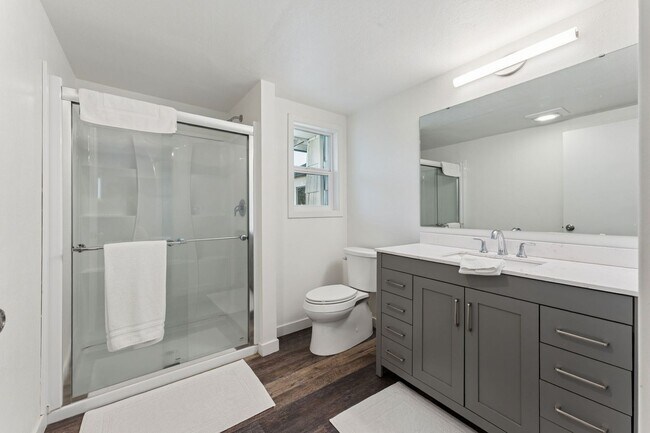 Building Photo - Waterfront Living!