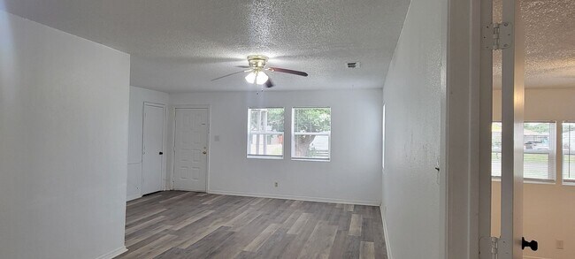 Building Photo - GREAT LARGE HOME