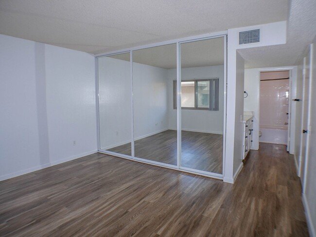 Building Photo - Charming condo in Point Loma Tennis Club!