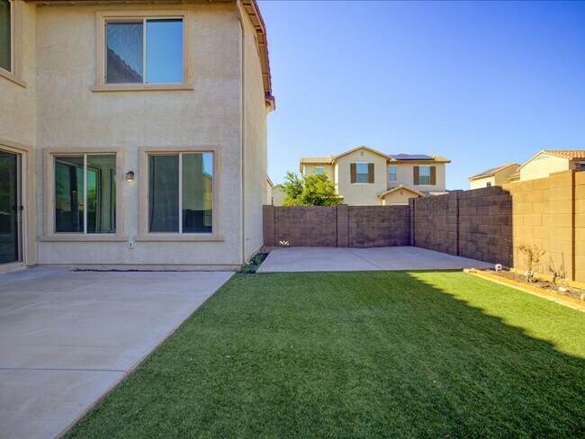 Building Photo - 4 Bedroom, 2.5 Bath COMMUNITY POOL!