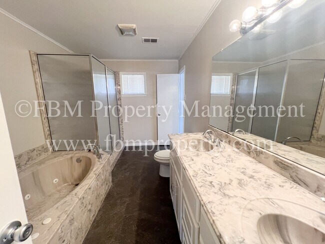 Building Photo - 1204 Williamsburg Dr