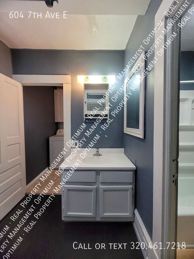 Building Photo - 604 7th Ave E