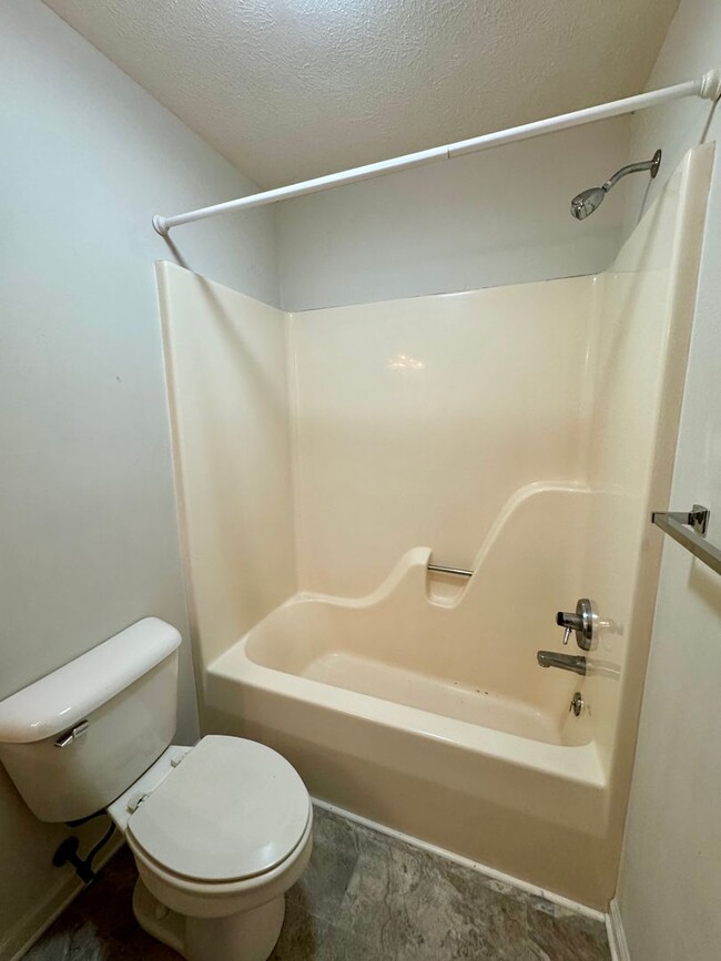 Building Photo - Duplex with Basement Garage for Rent