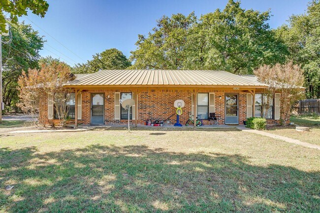 Building Photo - One Side of Very Nice Duplex West Granbury- 2 Bed, 2 Bath- 76049