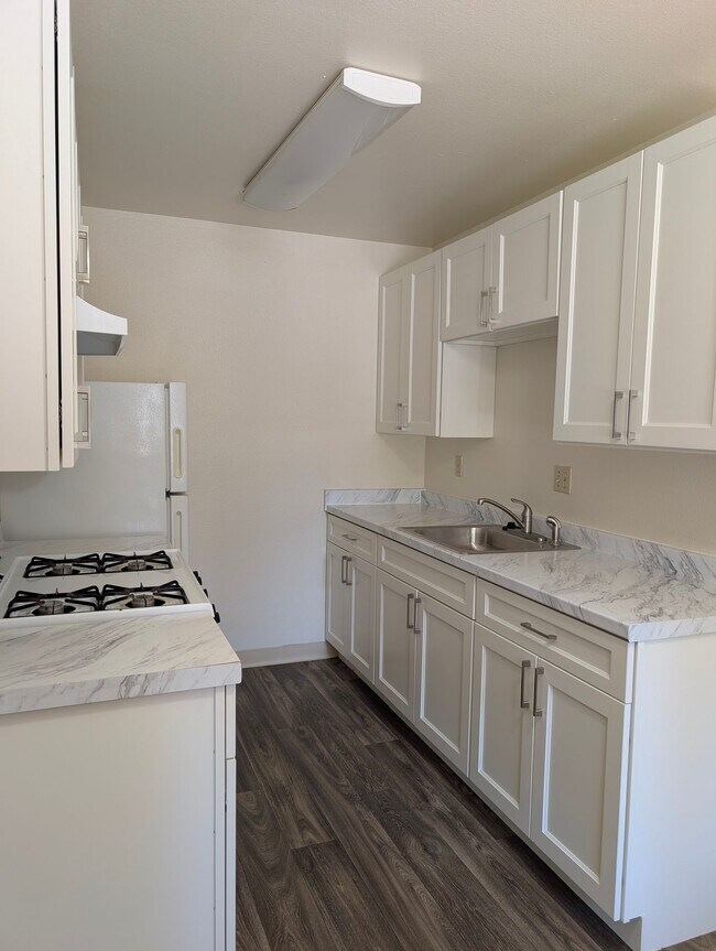 Building Photo - 350a