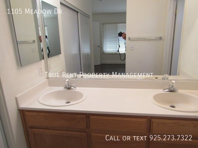 Building Photo - Beautiful 3 Bed, 2 Bath Home in Great Live...