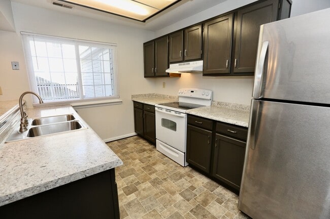 Building Photo - Updated & Ready 11-06-25! Charming Condo i...