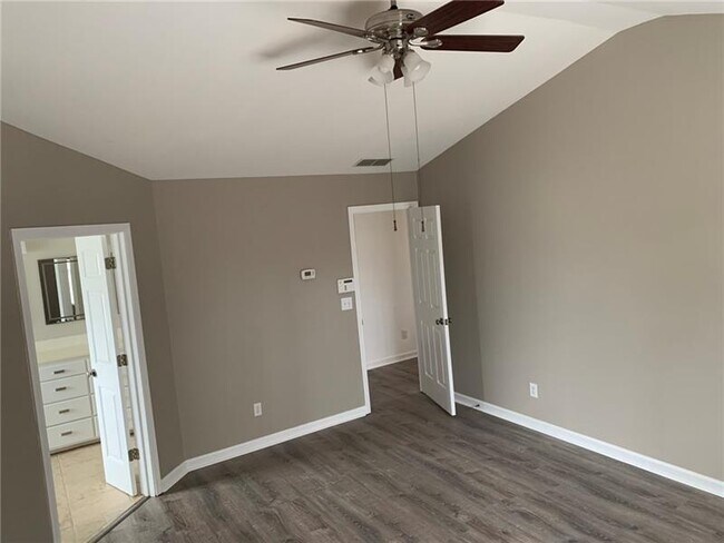 Building Photo - 1401 Redbud Way