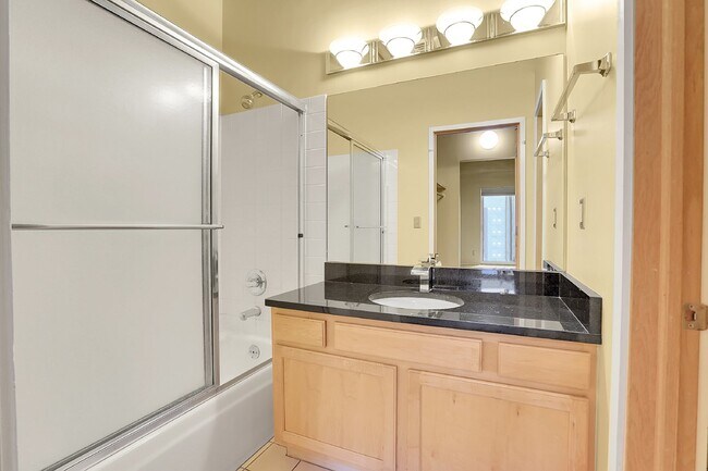 Building Photo - $2,350 - Urban 2 bed 2 bath Condo in Golde...